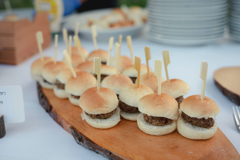 Mini burger artigianali serviti su un tagliere