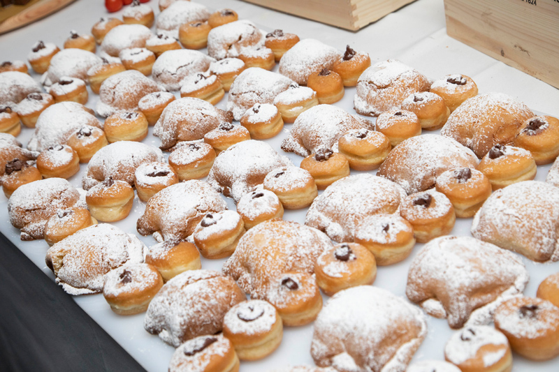 Piccoli dolci spolverati di zucchero a velo